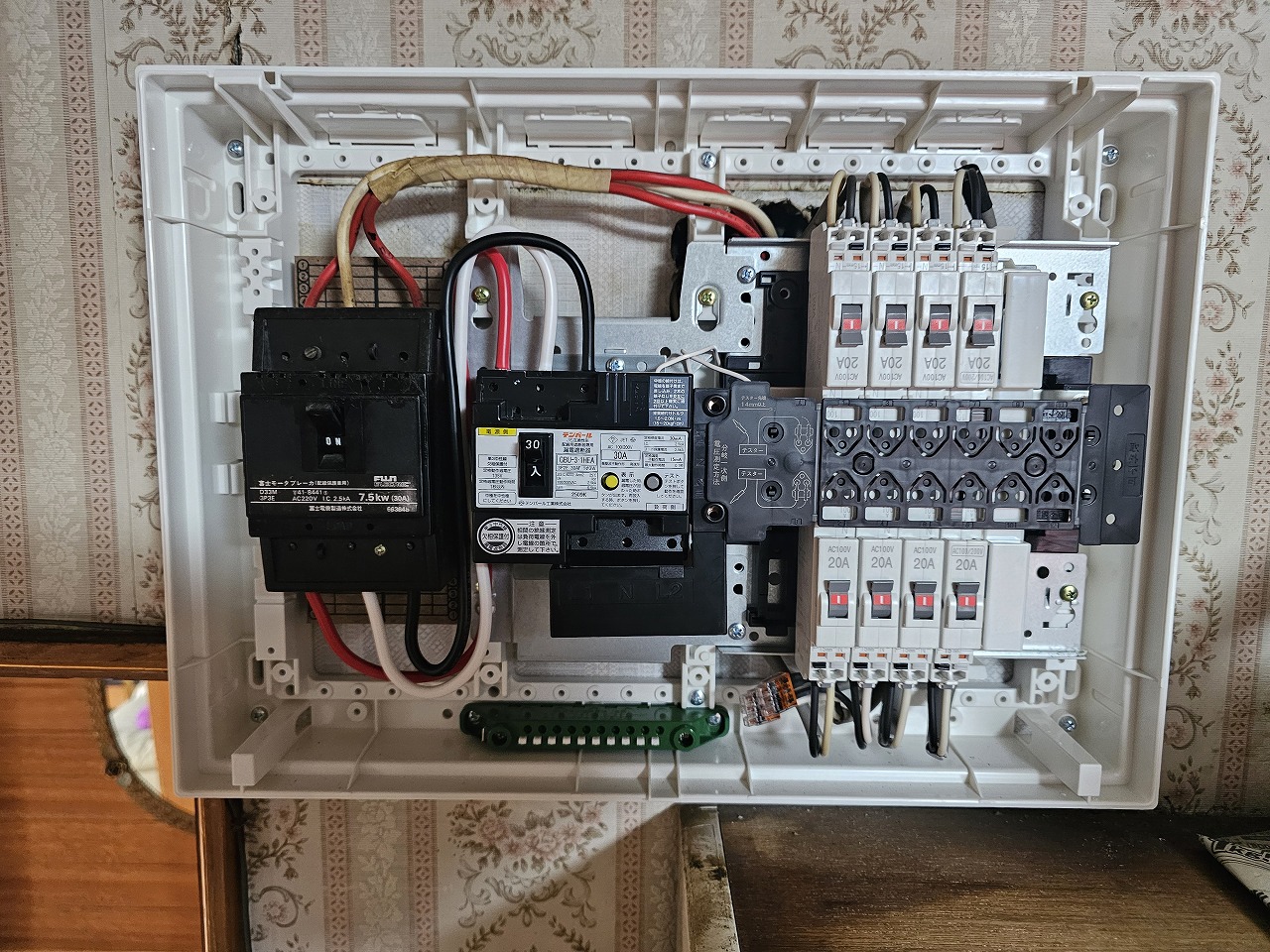 ビル居住部　分電盤取替